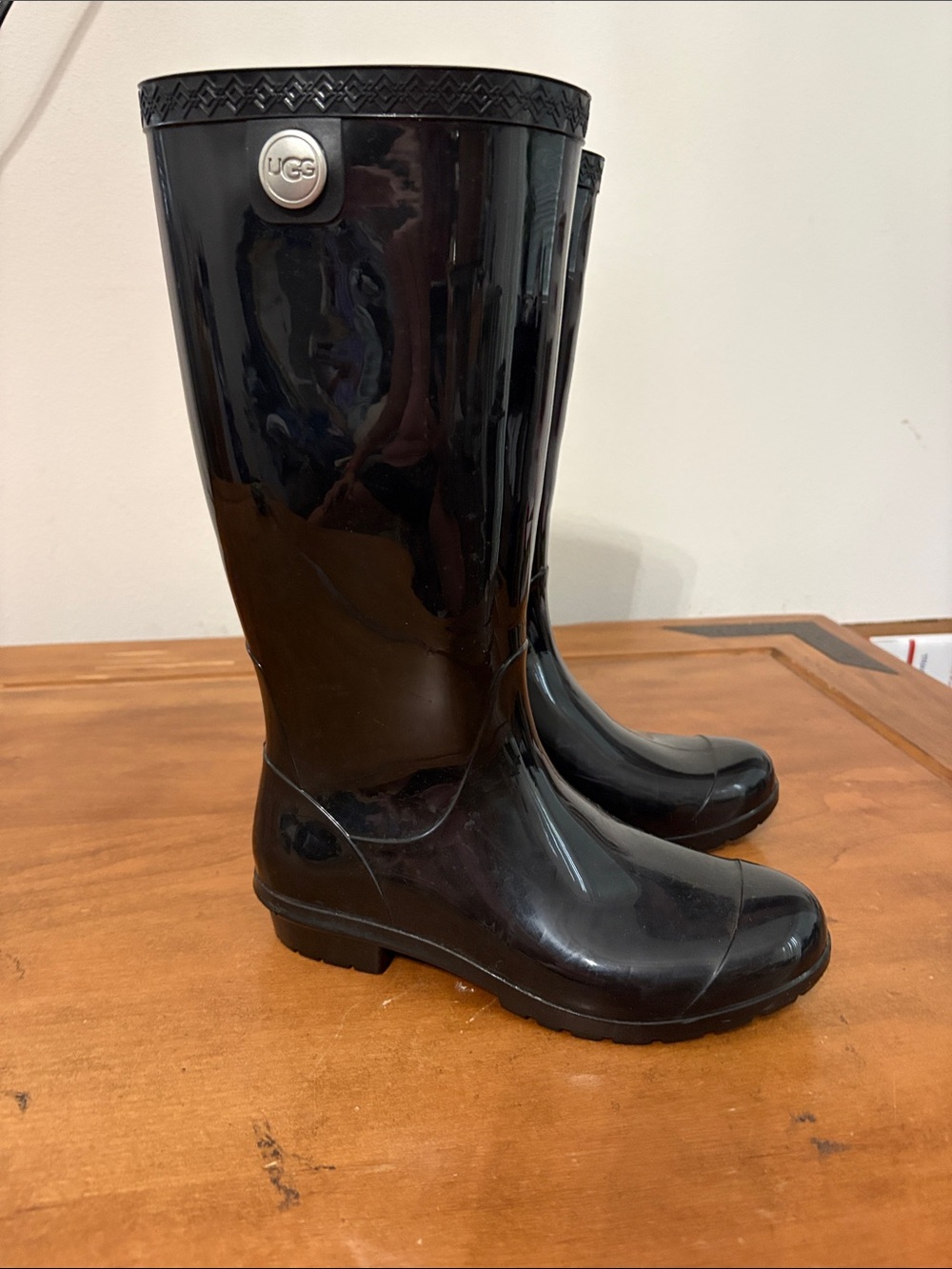 UGG Women's Black Glossy Waterproof Mid-Calf Rain Boots Size 6